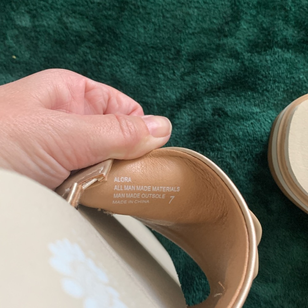 NWOT  Yellow box  Chain slide Wedges
Size 7. - Picture 5 of 5